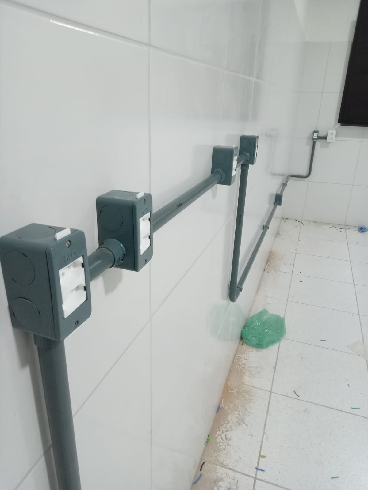 Tomadas e eletrocalhas aparentes — Instalação comercial | FW Elétrica