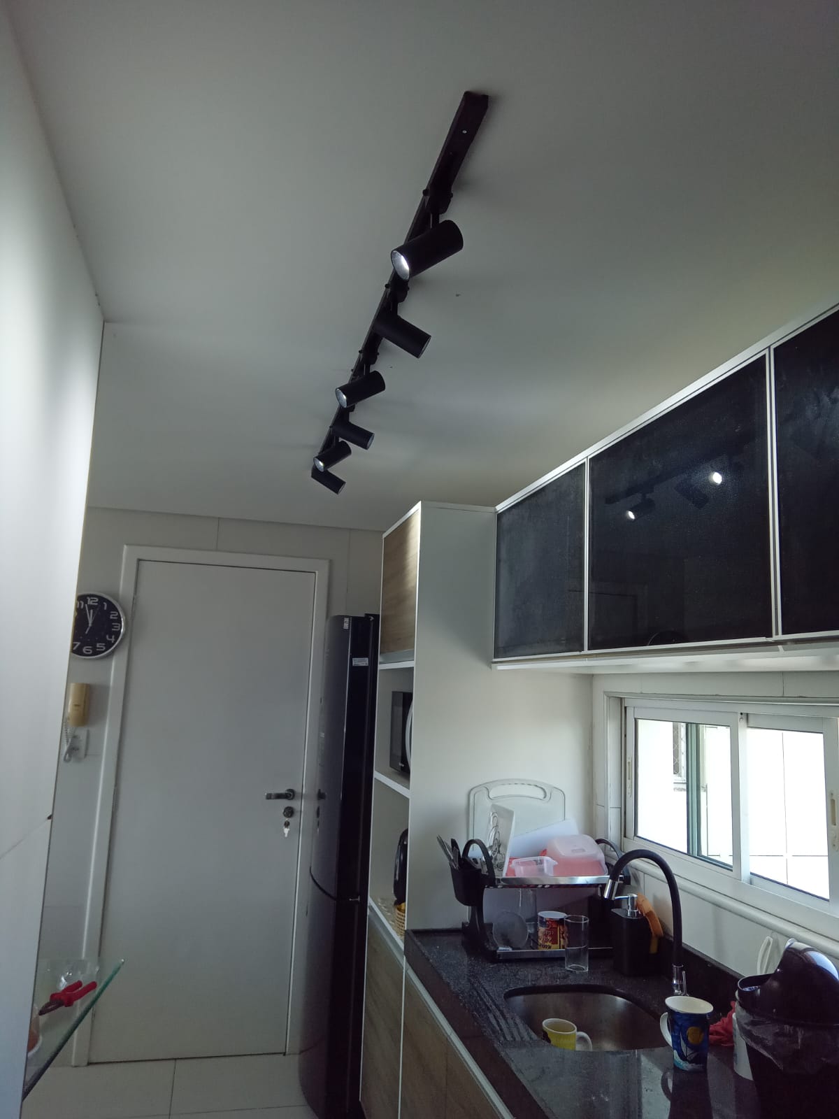Trilho de spots para cozinha — Iluminação residencial | FW Elétrica